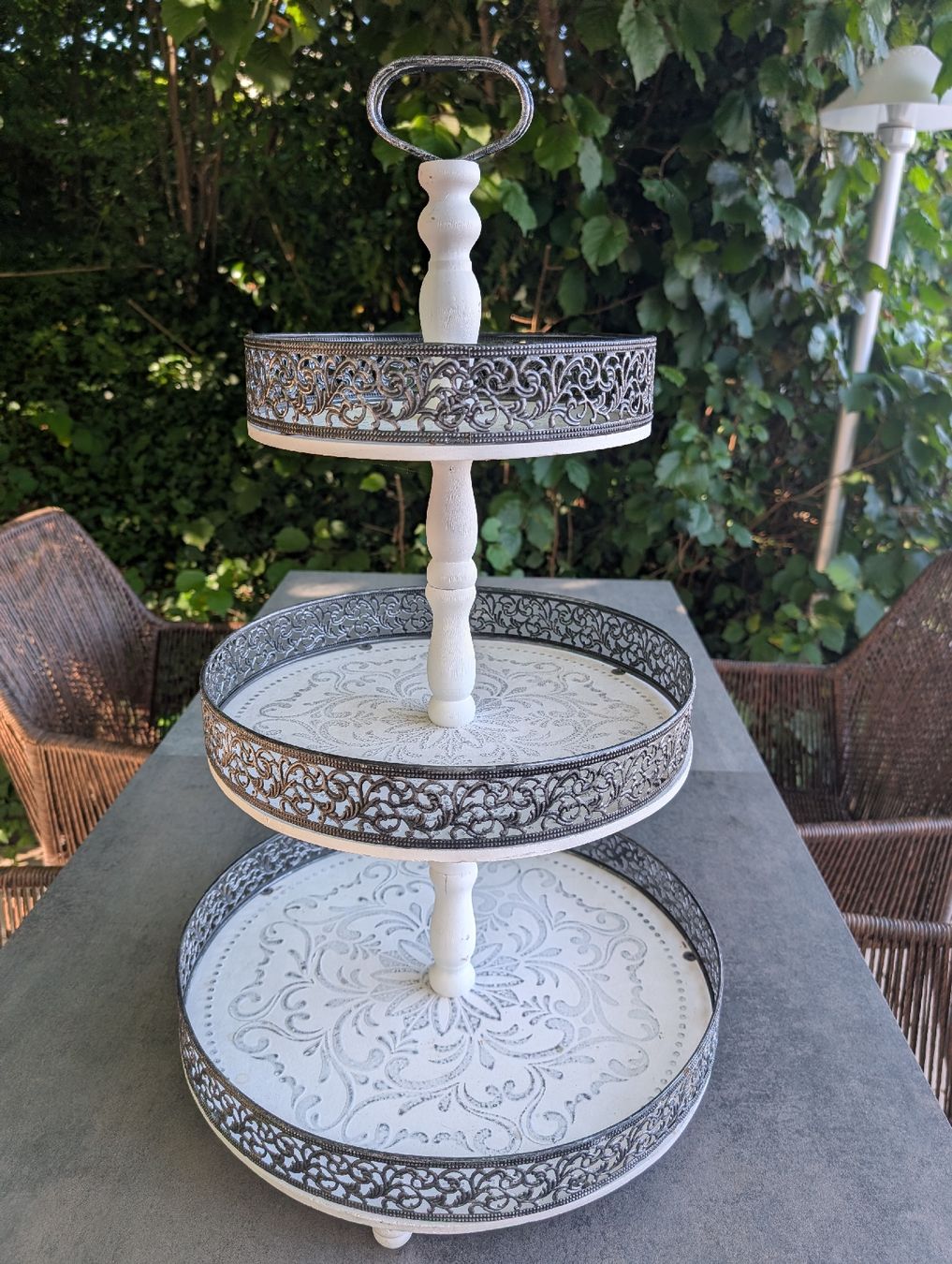 Servierplatten: grosse Etagère shabby Chic – Gebraucht aus Bubendorf von Dens2 1