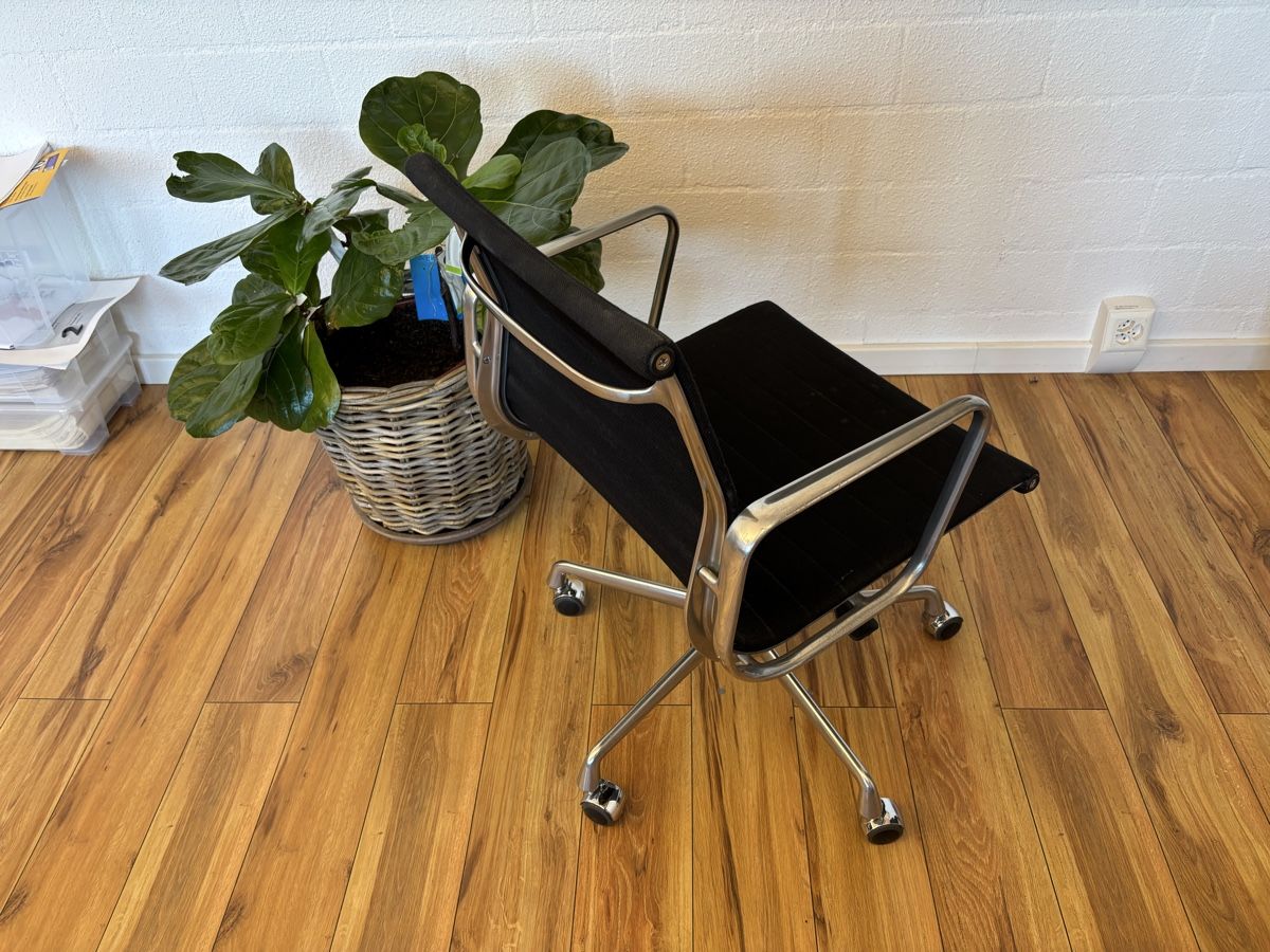 Eames Sedie: Eames Bürostuhl EA 117 – Usato da Emmenbrücke venduto da Belle-Epoque 1