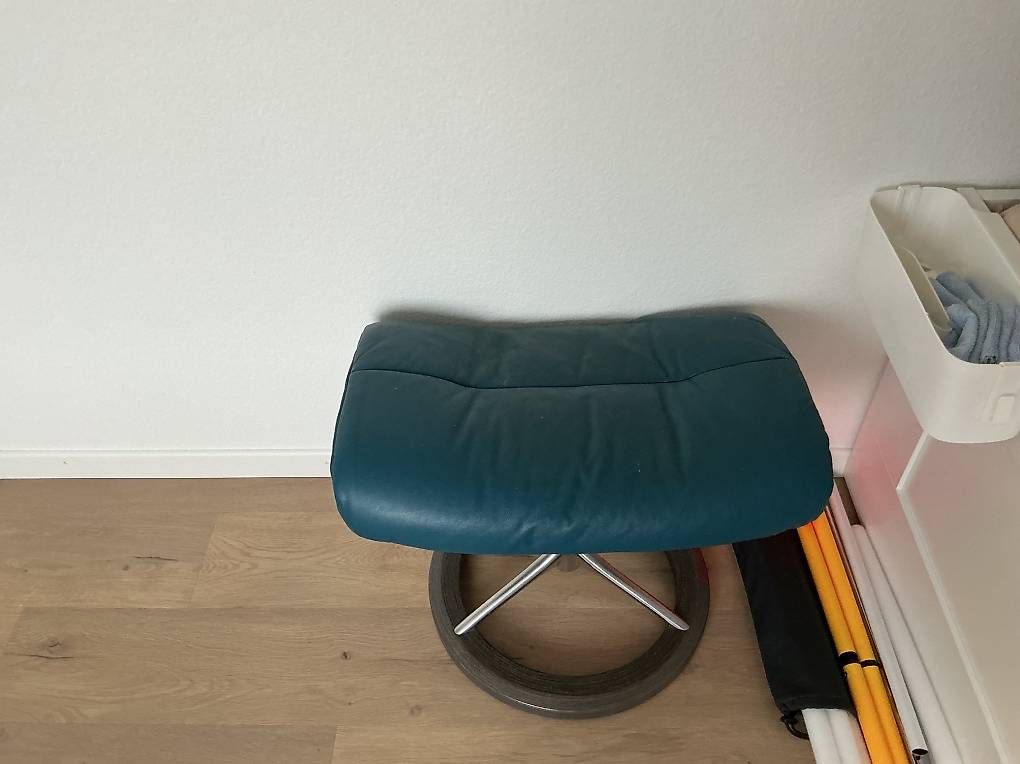 Sgabelli: Fusshocker Echtleder blau mit Holzfuss – Usato da baar venduto da Wottau 1