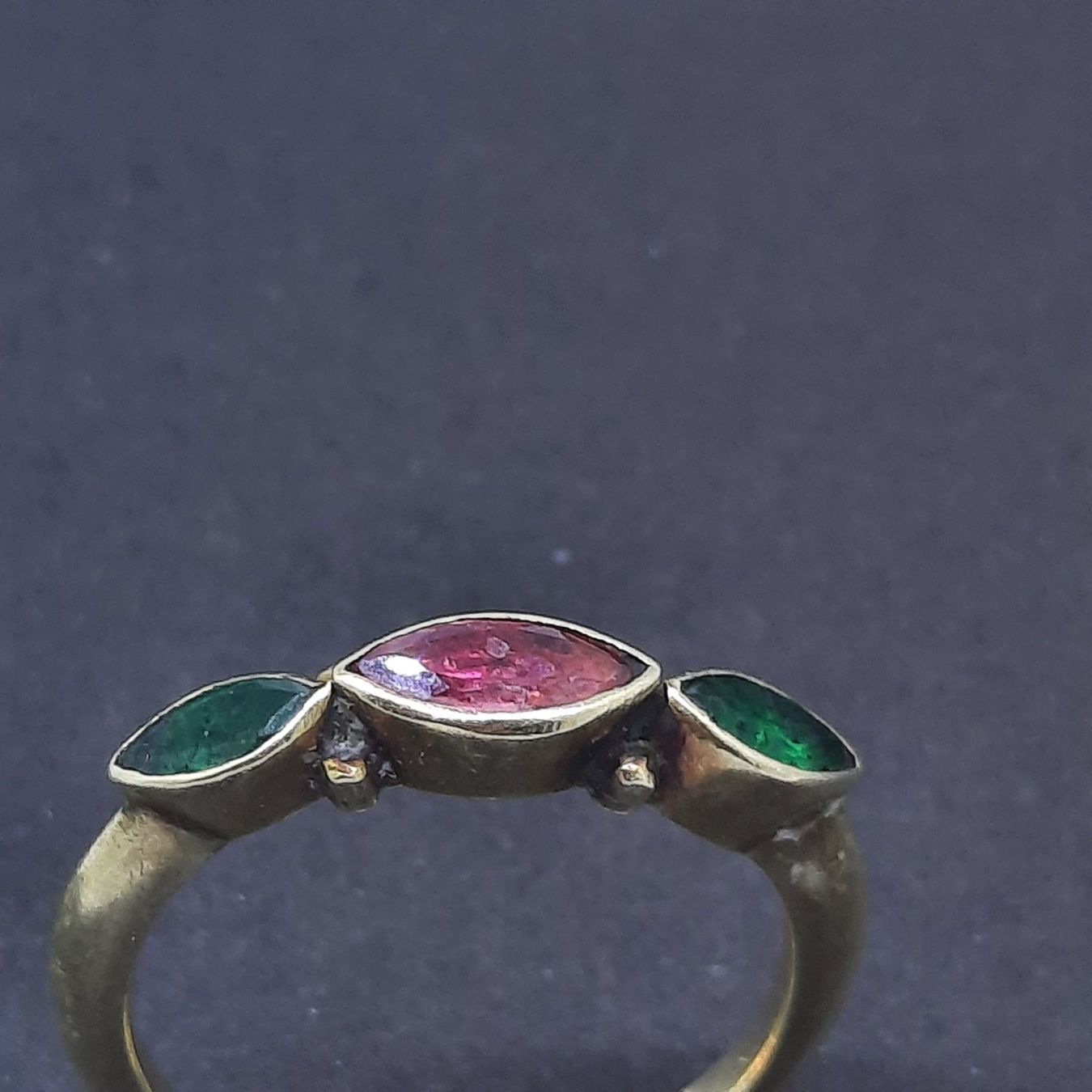 Anelli: Entzückender Goldring mit Edelsteinen – Usato da Unterägeri venduto da Altgoldschmuck 4