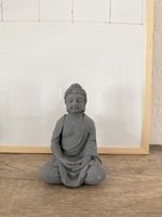 Buddha Figur grau sitzend