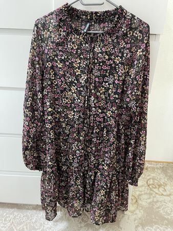 Wunderschönes, neues Kleid