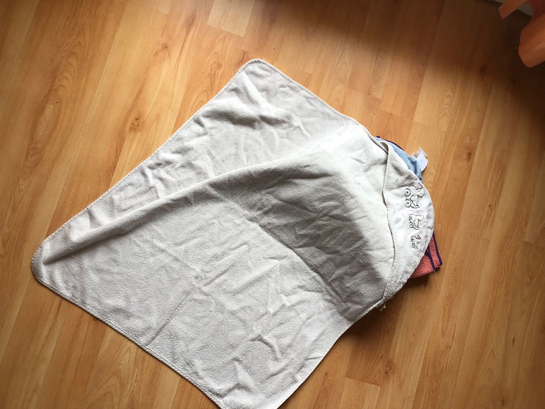 Teli da bagno: Lot de linges et capes de bain bébé – Usato da Liddes venduto da Couik 1