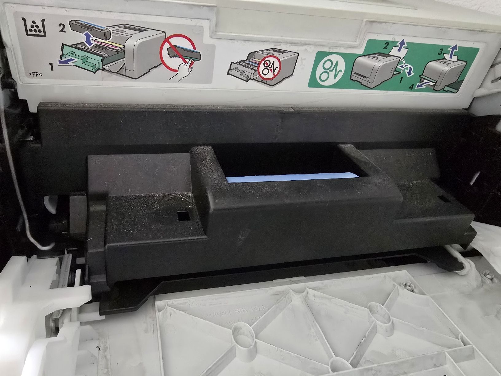 Hewlett Packard Stampanti: HP Color LaserJet CP1215 – Usato da Seewen SZ venduto da Pferdchen62 3