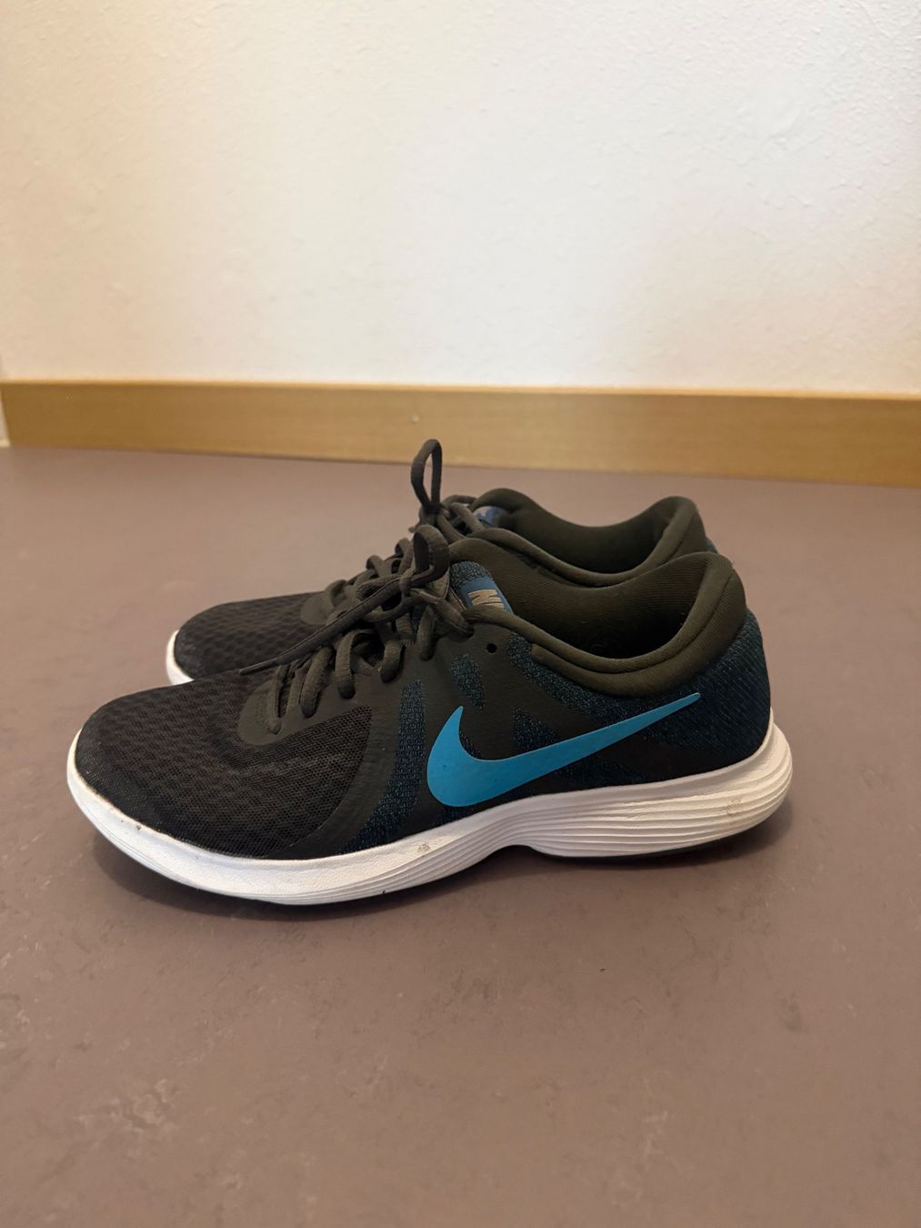 Nike Chaussures hommes: Nike Revolution 4 EU unisex Sneakers – Neuf (Voir description) à Biel/Bienne par Husseinsheikho 4