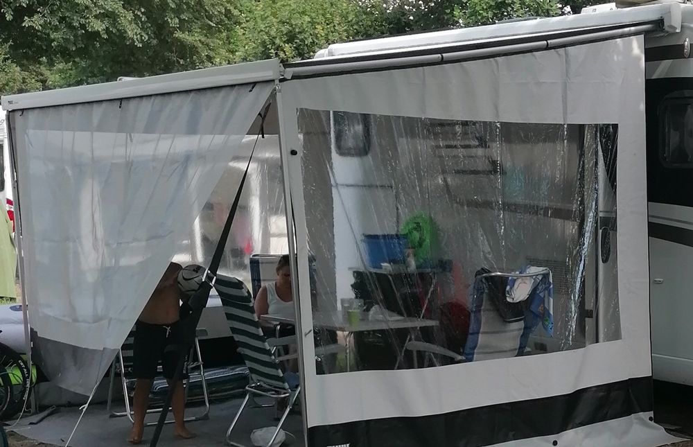 Weißer Hochzeitsschirm – Mit Fiberglas-Rahmen, Automatischem Öffnen, J-Hakengriff & Breiter Abdeckung (104 Cm)
