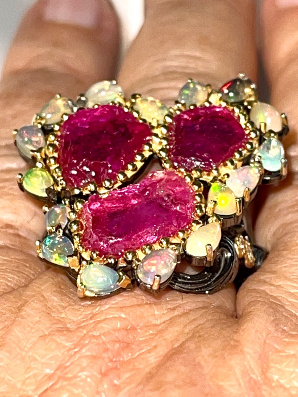 Llan Valls Joies Anelli: Natural Rough Ruby Slabs & Opals Black Rhodium SS925 Ring – Nuovo (secondo la descrizione) da Birsfelden venduto da Brut 4