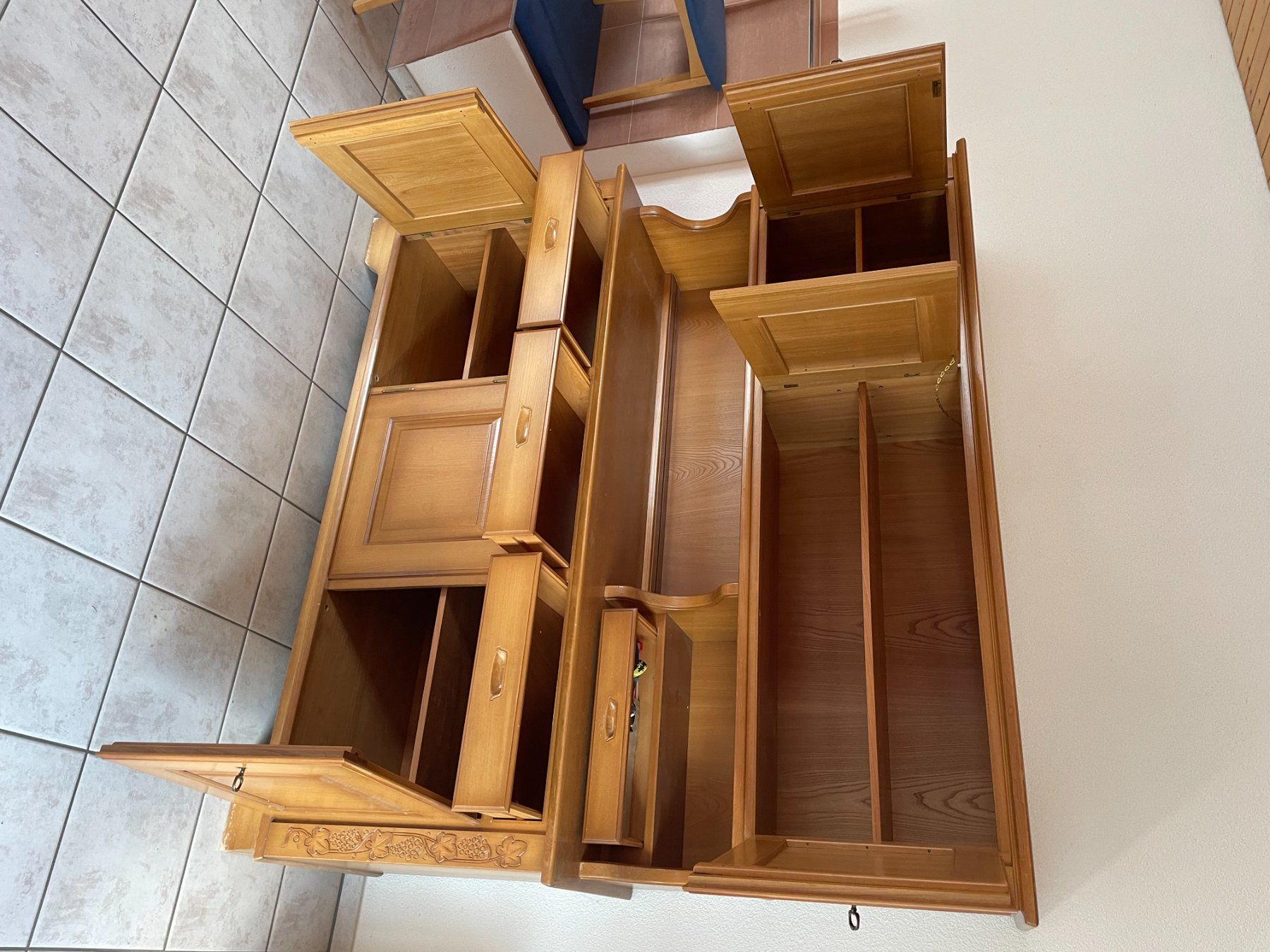 Armoires: Wohnwand rustikal Holz mit Schnitzereien – D'occasion à Gachnang par Mathiasbmx6 2