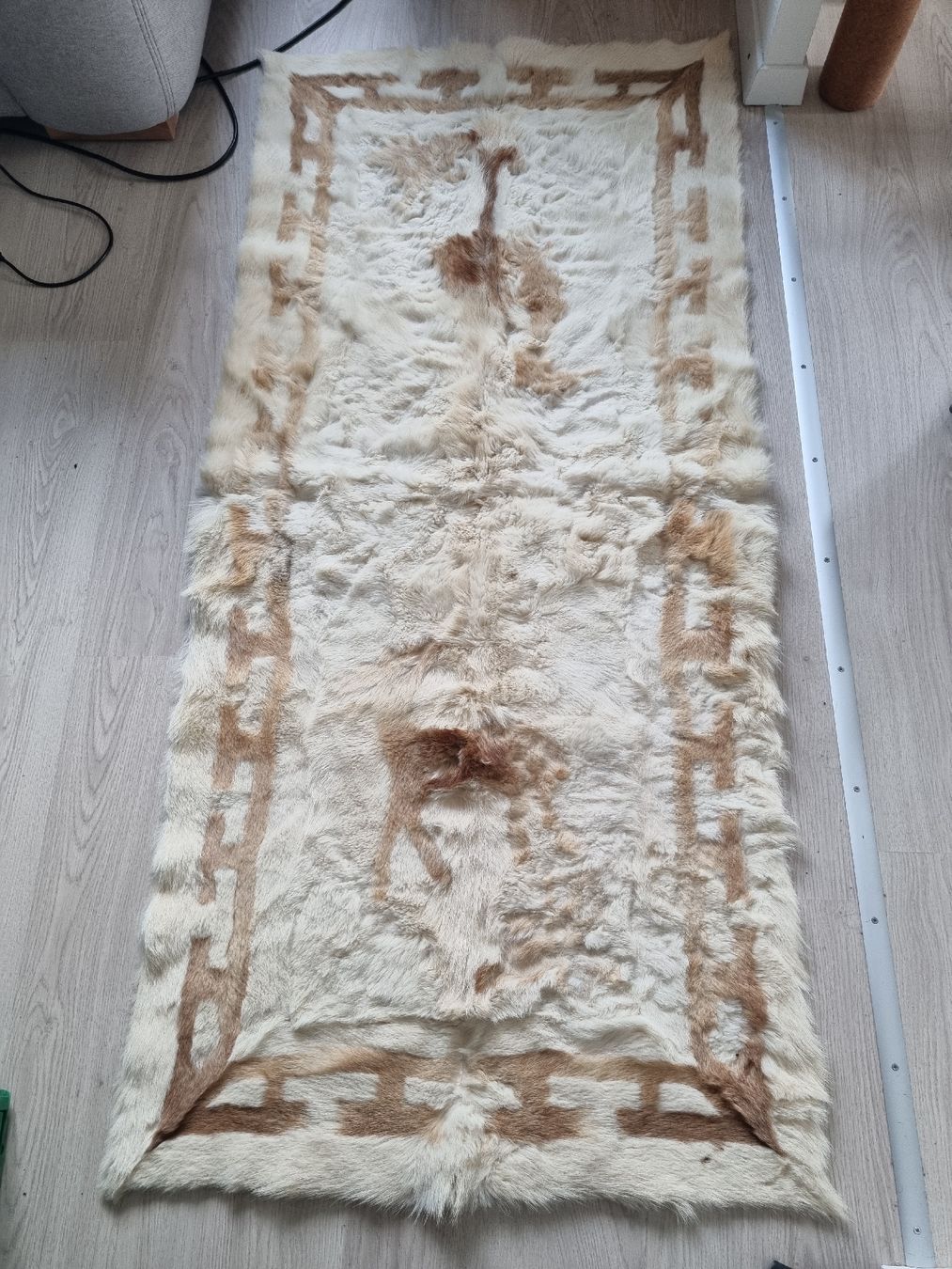 Tappeti: Echter Fell-Teppich mit Muster (Wildhund) – Usato da Kilchberg ZH venduto da Pihe05