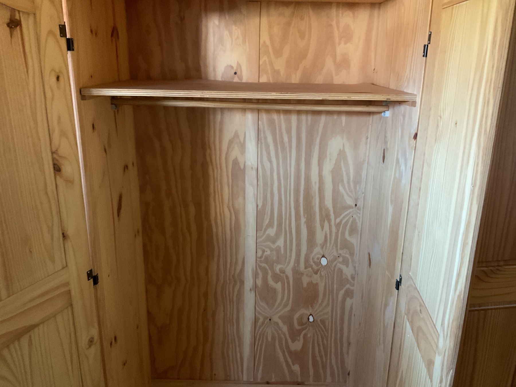 Armadi: Echtholz Schrank sucht neuen Standort – Usato da Uster venduto da Hotelliquidation 1