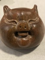 Netsuke Holz, Schweinekopf, signiert