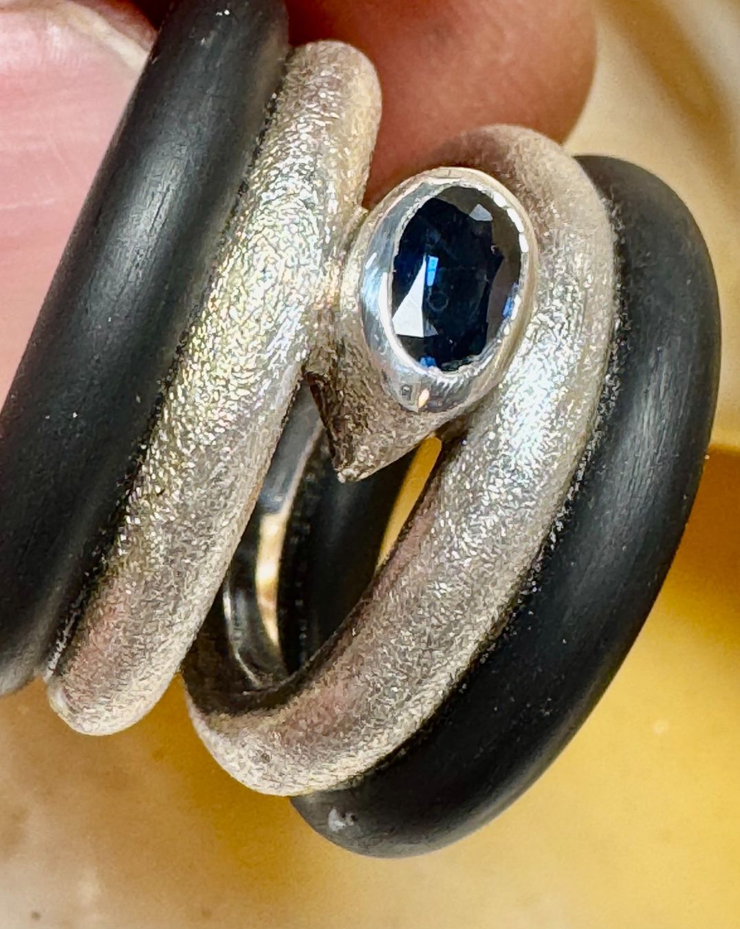 Anelli: Handgeschmiedeter Silberring mit blauem Saphir & Kautschuk – Nuovo e nell'imballaggio originale da Jona venduto da Herzschmiede 5