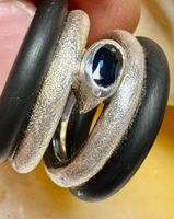 Handgeschmiedeter Silberring mit blauem Saphir & Kautschuk