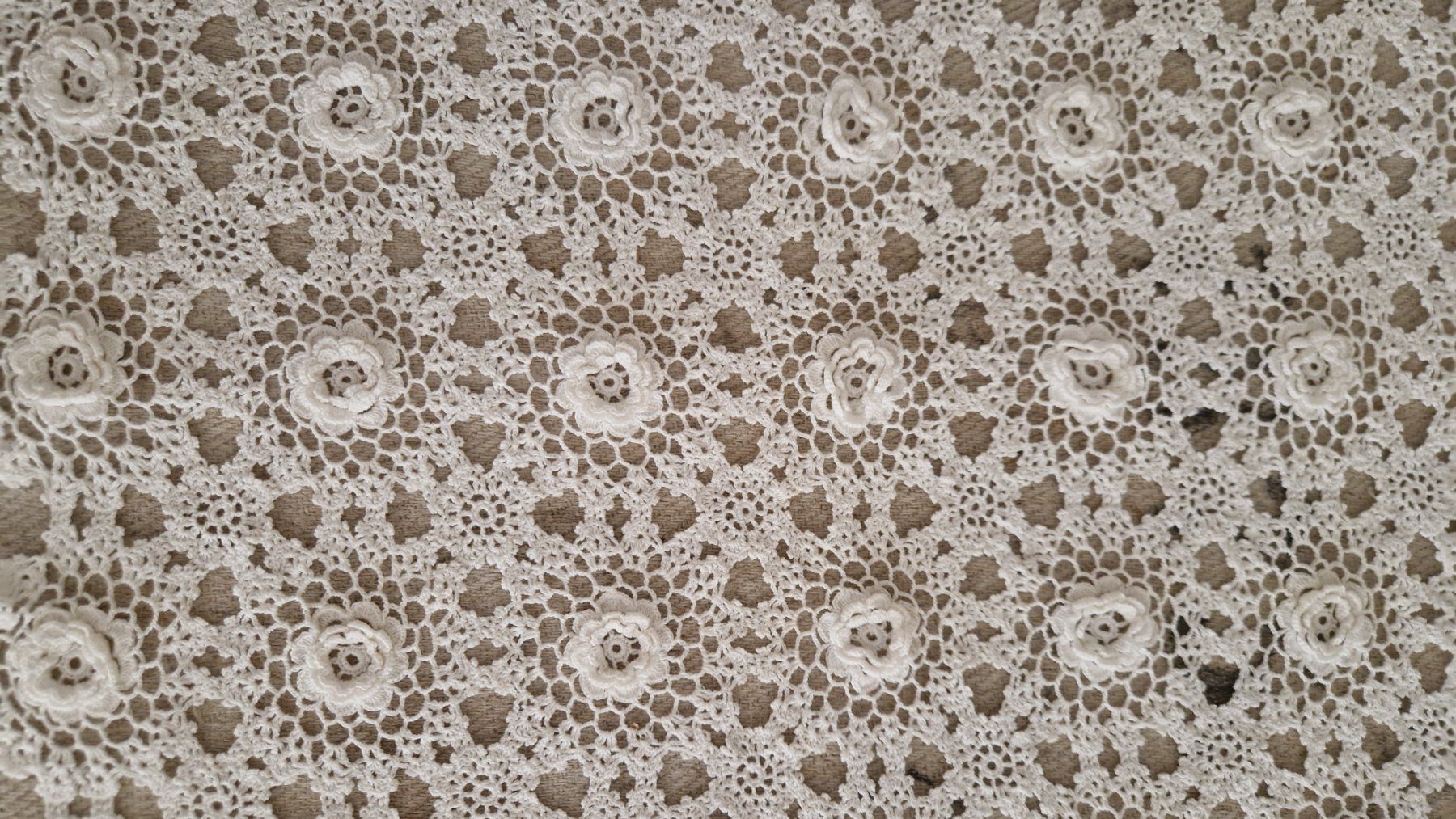 Sonstige Tischwäsche: Wunderschöne gehäkelte Tischdecke 3D Blüten – Gebraucht aus Rütihof von Teddy1985 1