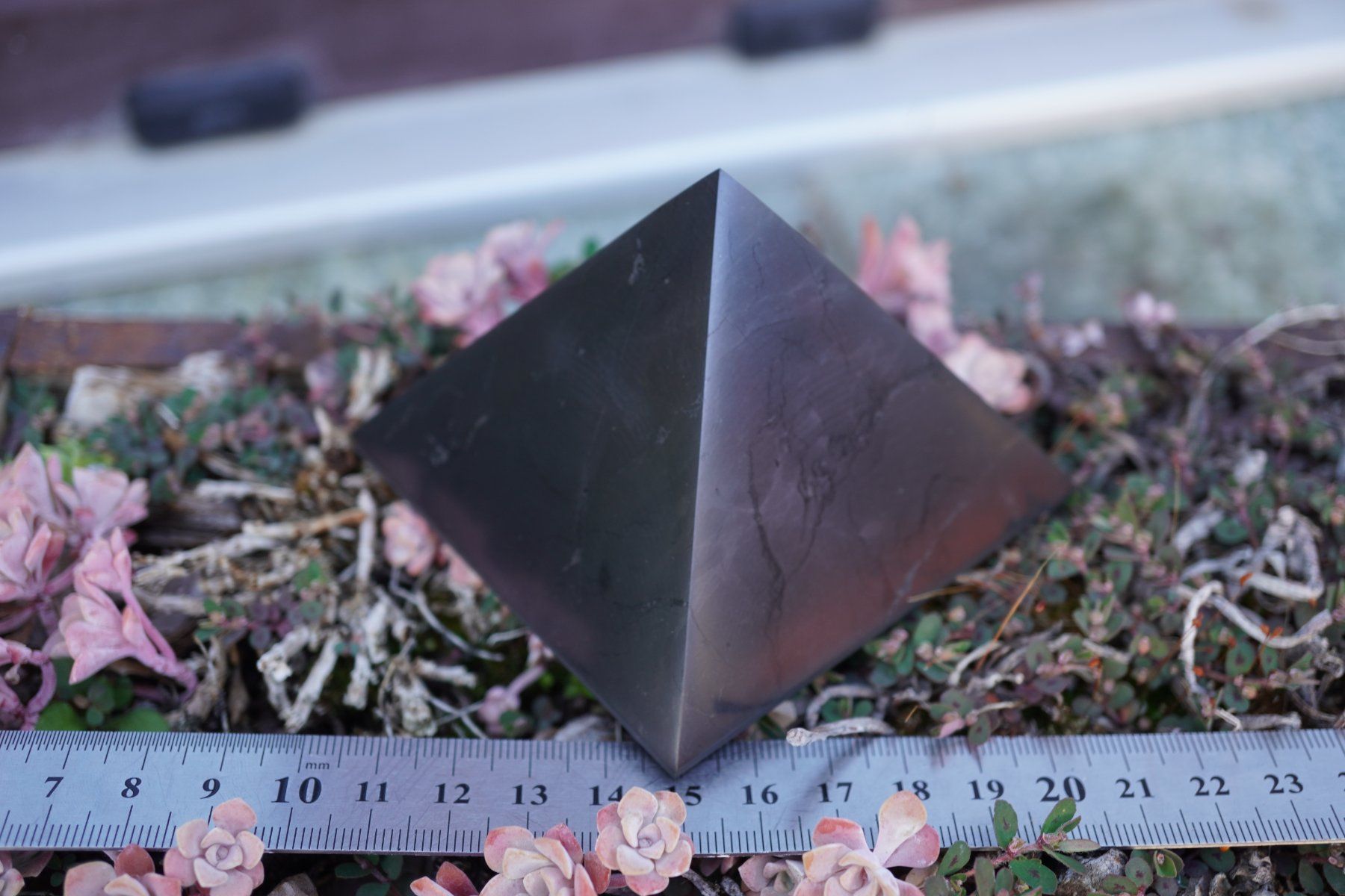 Minerali & Pietre curative: Schungit / Shungit  Pyramide   8cm – Nuovo e nell'imballaggio originale da Eschenbach SG venduto da topstone 2