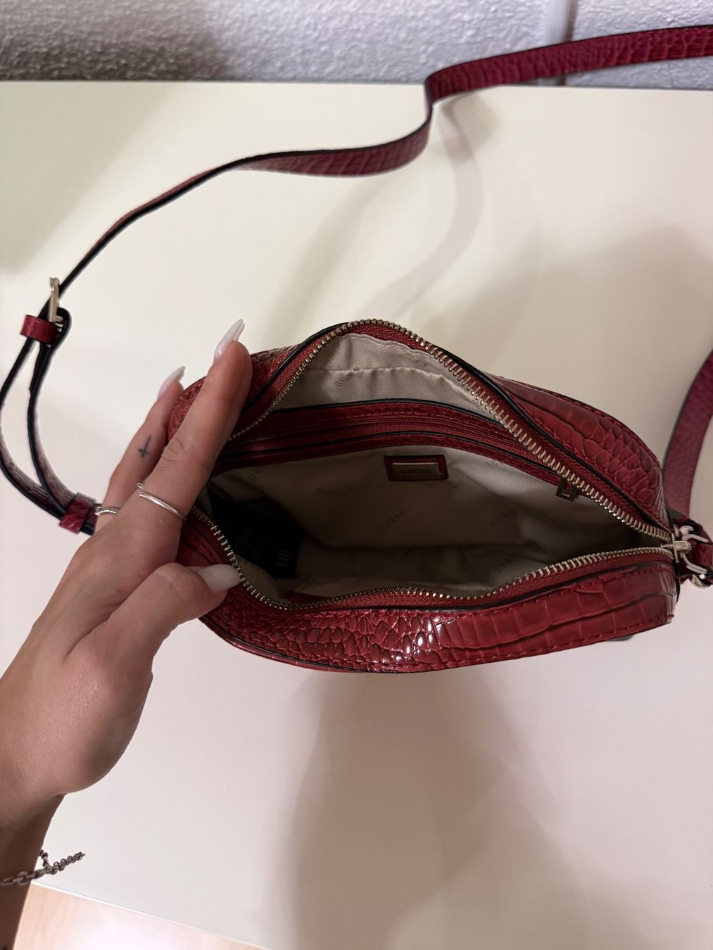 Guess Borse da donna: Guess Umhängetsche rot Kroko-Optik – Usato da Dielsdorf venduto da Ale_Cop 2