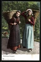 Zwei Frauen in schweizerischer Tracht mi