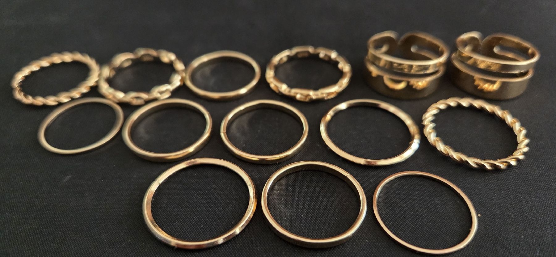 Altri gioielli: Lot de 14 Bagues Dorées Style Minimaliste Ajustables – Nuovo e nell'imballaggio originale da Neuchâtel venduto da golden02