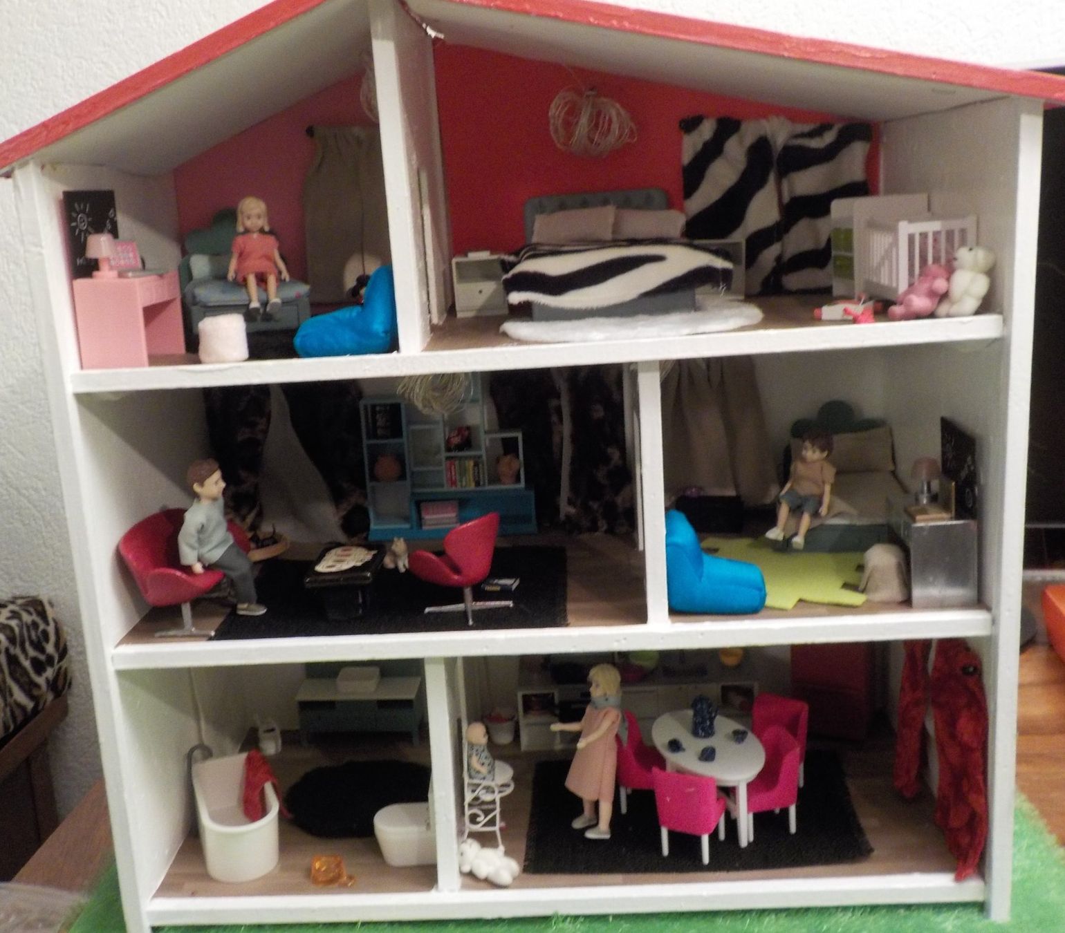 Lundby Case e mobili per bambole: Lundby Puppenhaus voll eingerichtet mit Licht – Usato da Muri b. Bern venduto da Salobre