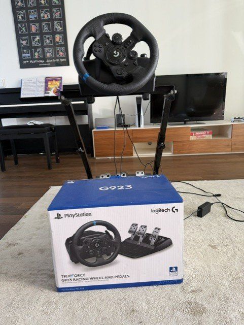 Manettes: Logitech G923 Trueforce inkl. Ständer – D'occasion à Zürich par hansjock