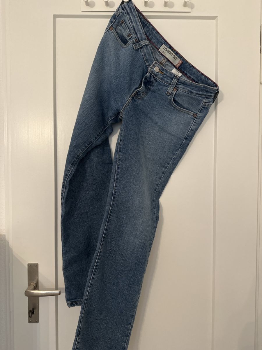 Levi's Jeans: Levis Jeans Low Bootcut – Usato da Basel venduto da jane_2h95 1