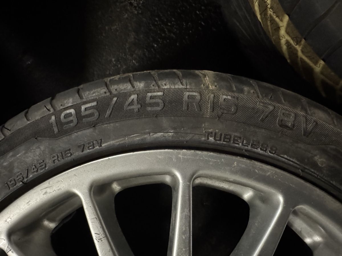 Pneus & Kompletträder: Roues voiture jantes – Defekt aus Vevey von Chupita-met 6
