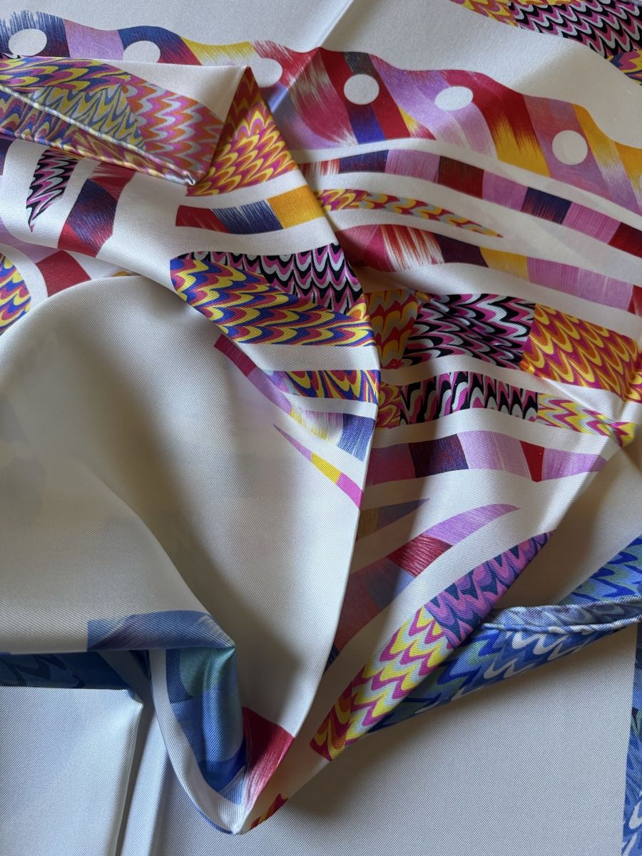Hermès Foulard & Sciarpe: Hermès Marble 90 neuf, Robe du Soir  – Nuovo e nell'imballaggio originale da Genève venduto da Allisgood 6