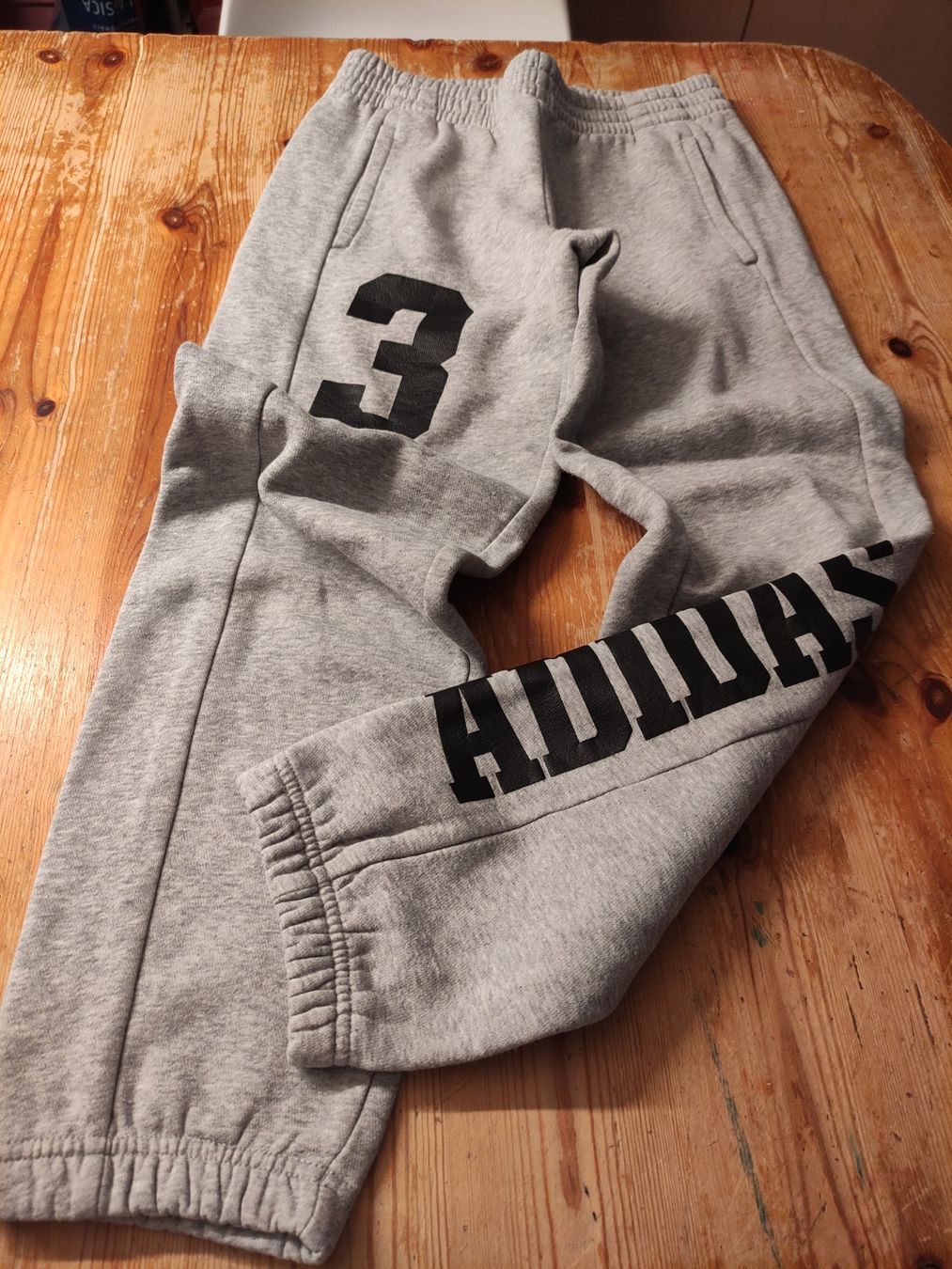 Adidas Pantaloni: Jogginghosen Adidas – Usato da Mümliswil venduto da Andreablaukatze 1