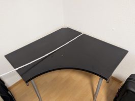 IKEA Eckschreibtisch schwarz mit Metallbeinen