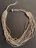 Mehrlagige weisse Perlenhalskette aus Kunststoff