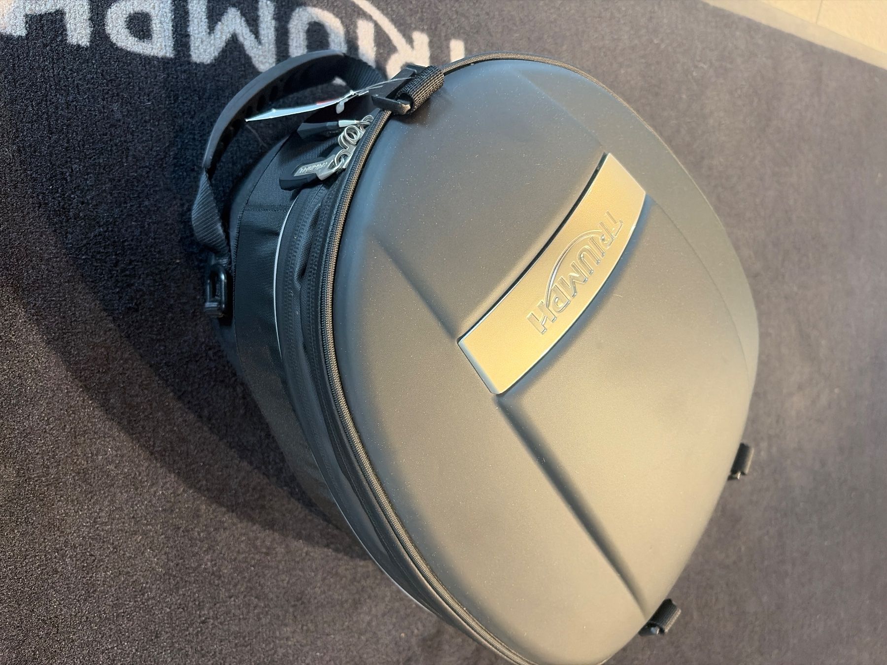 Valigie: Tankrucksack Triumph Speed Triple – Nuovo (secondo la descrizione) da Seewen SZ venduto da MotoCenterSchwyz 1