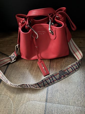 Emporio Armani Handtasche rot mit Logo Riemen guter Zustand