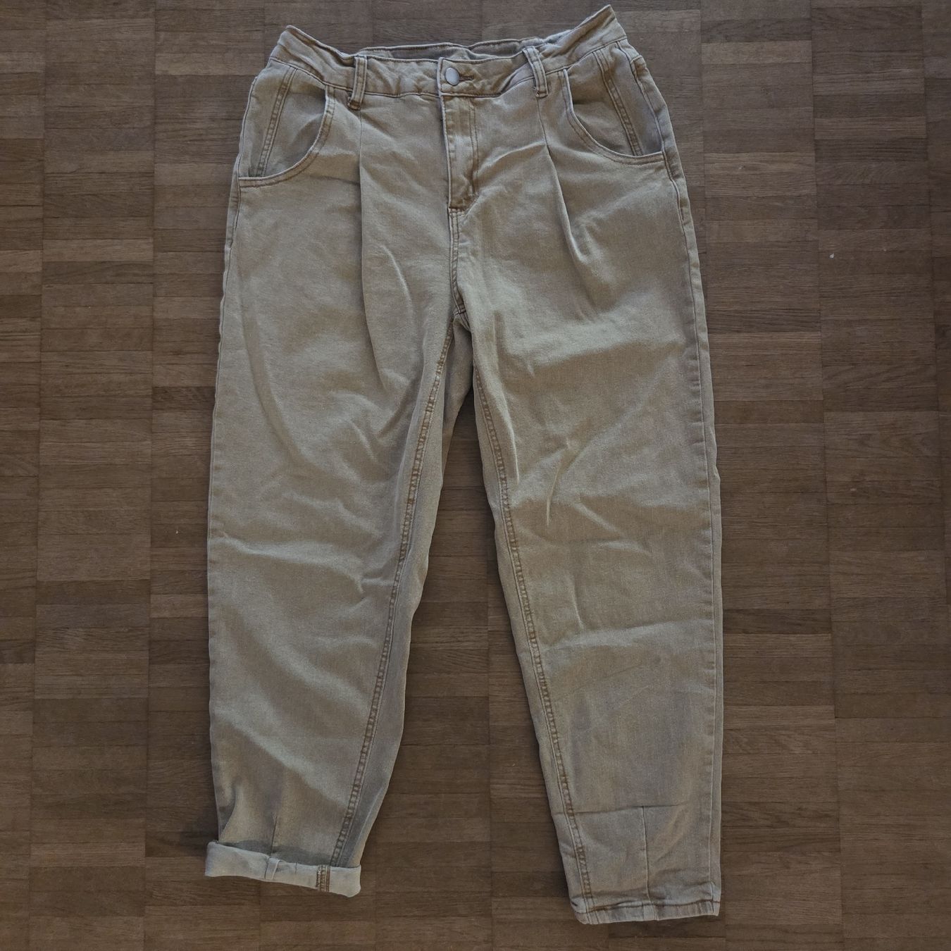 Jeans: Chino Jeans mit Bundfalte Gr.L ocker – Usato da Näfels venduto da CH.Kchlineknopf
