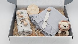 Baby Set: Swaddle, Decke, Schnullerkette, Holzspielzeug