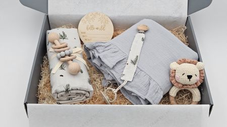 Baby Set: Swaddle, Decke, Schnullerkette, Holzspielzeug