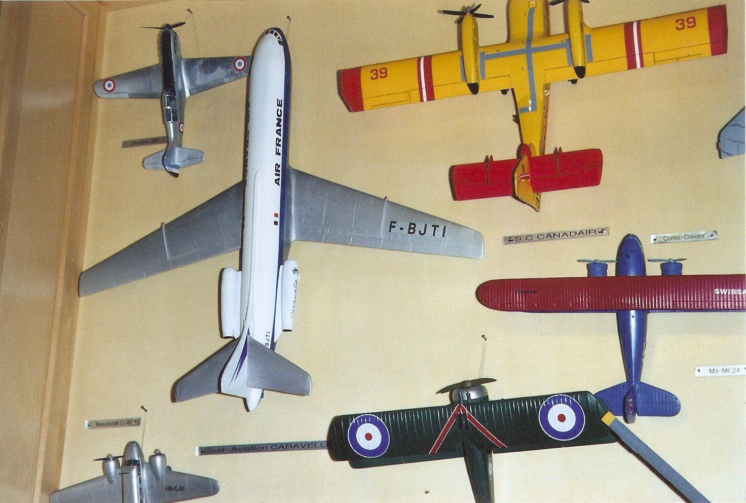 Modellbausätze & Standmodelle: Collection avions miniatures dans vitrine d'exposition bois. – Neu (gemäss Beschreibung) aus Vevey von rog_9vvj 2