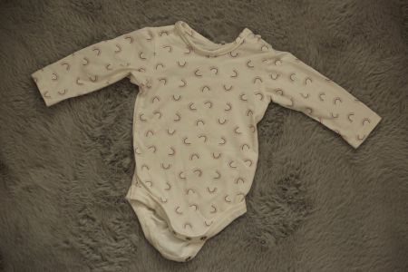 Neuwertiger Baby Body Gr. 56, Langarm, Regenbogenmuster