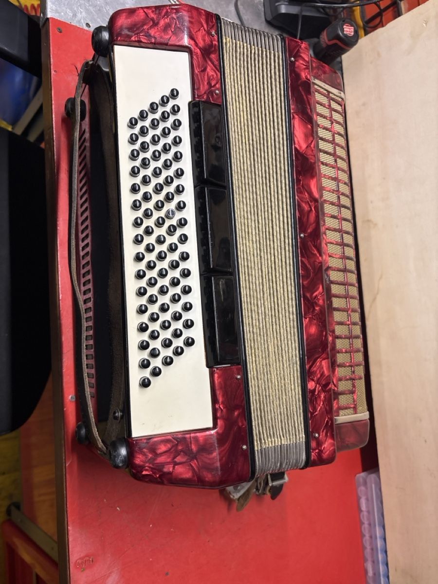 Vintage Strumenti musicali: Fisarmonica vintage rossa, – Usato da basel venduto da Swiss._.1978 3