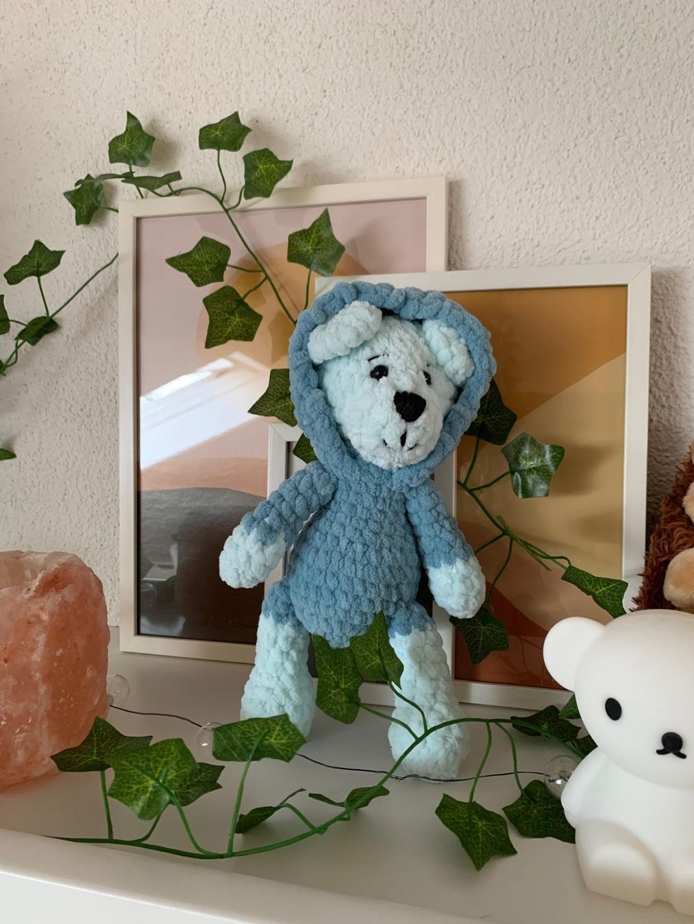Bambole: Handgestrickter Teddybär mit Kapuzenpullover – Nuovo e nell'imballaggio originale da Basel venduto da Nermin00
