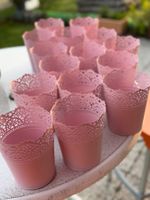 Süsse, rosa Übertöpfe mit Spitzenmuster (15 Stk.)