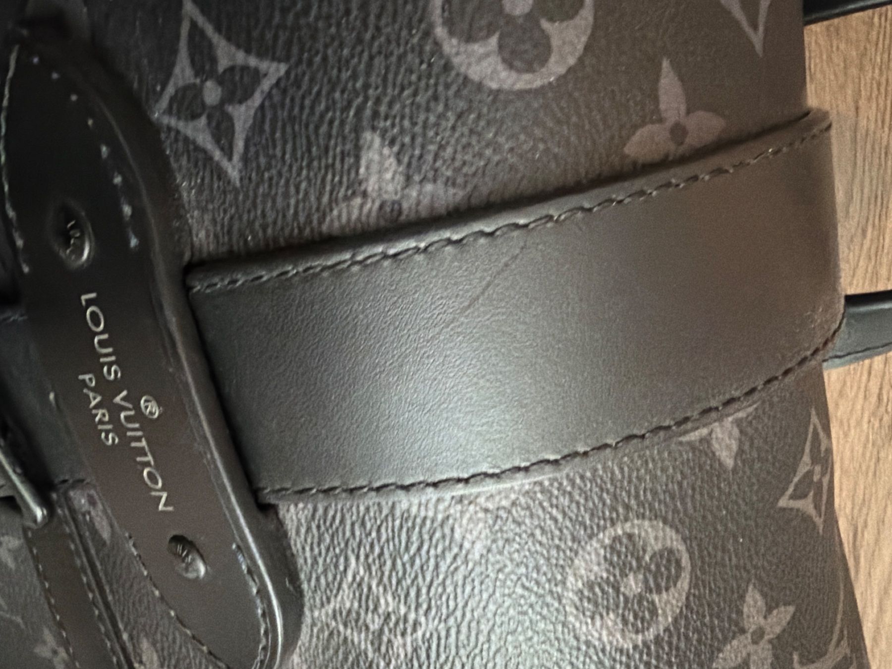 Louis Vuitton Zaini: Louis Vuitton Saumur Backpack Monogram Eclipse guter Zustand – Usato da Küssnacht am Rigi venduto da jul_lq8x 4