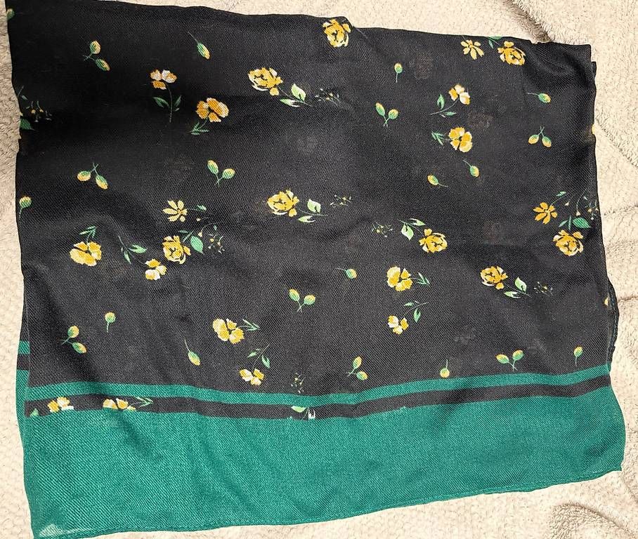 Foulards, Tücher & Schals: Fruehlings Orsay Schal mit Blumenmuster – Gebraucht aus Ehrendingen von ErikaKrisztina