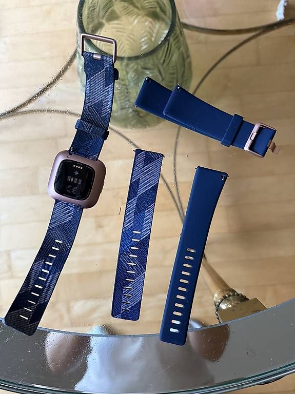 Smartwatch: Fitbit Versa 2 – Gebraucht aus Bern von Sellionaire_007 2