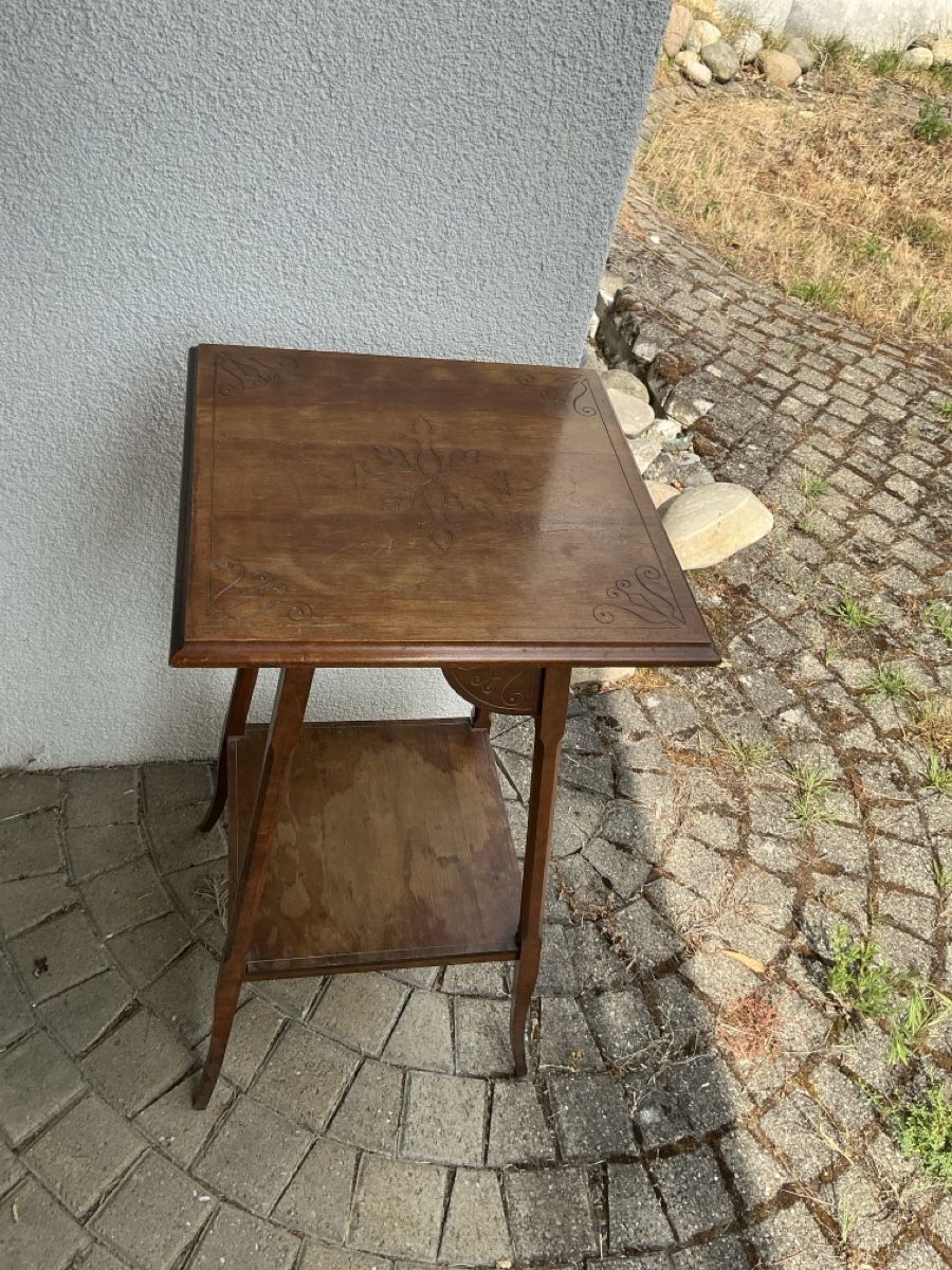 Tables: Kleiner vintage Holztisch – D'occasion à Oberwil BL par 400_p2wn 1
