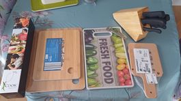 Set de couteaux avec diverses planches+moulin à poivre neuf