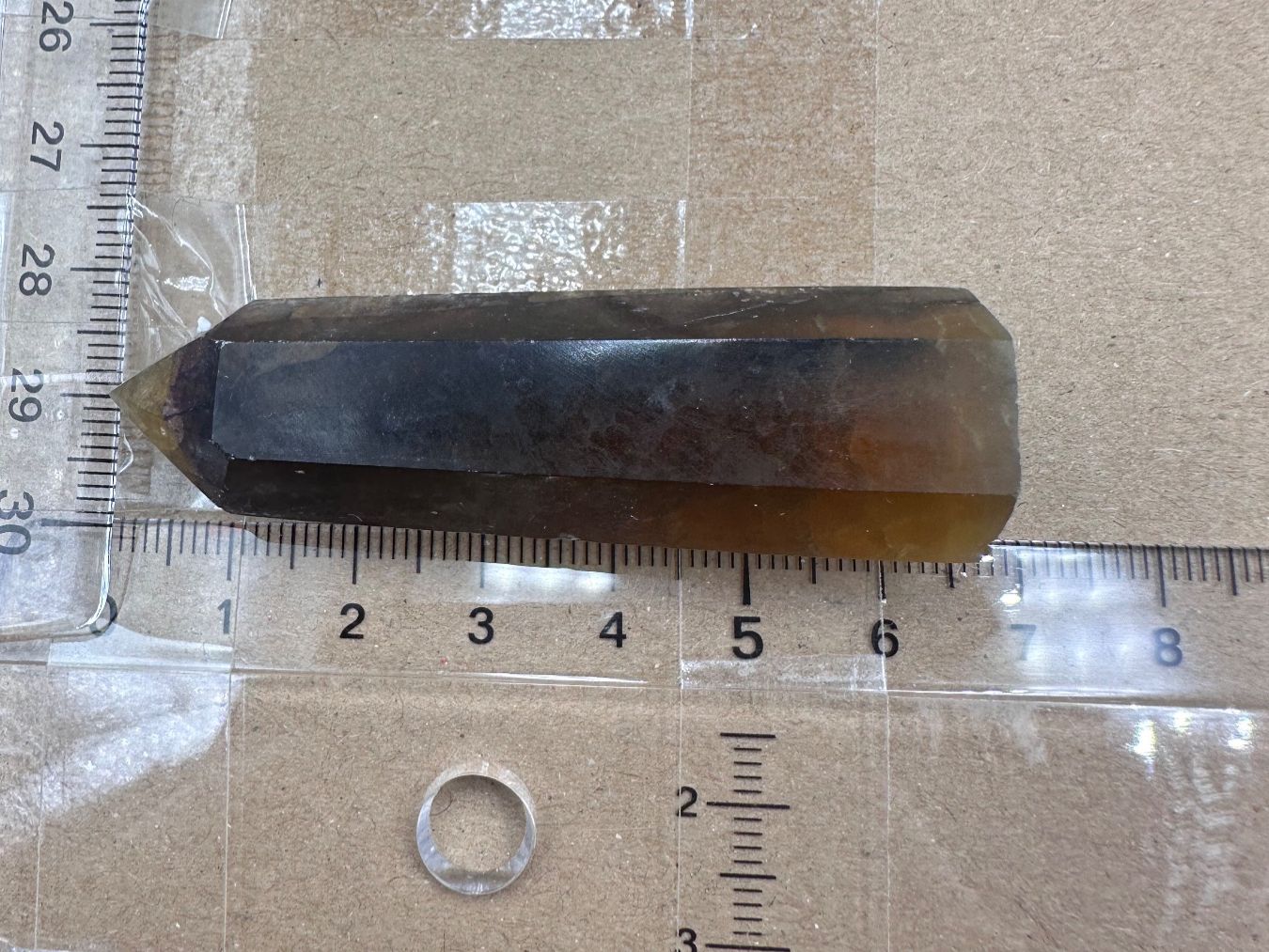 Minerali & Pietre curative: Dunkler, gelber Fluorit Obelisk, Spitze – Nuovo e nell'imballaggio originale da Männedorf venduto da Handschmeichler 1