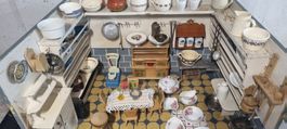 Antike Puppenküche mit viel Zubehör von 1880