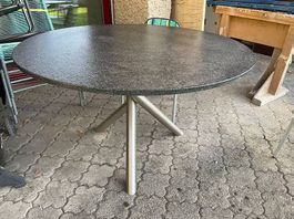 Massiver runder Tisch für den Aussenbereich