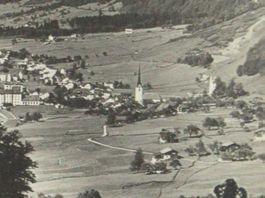 Linthal mit Klausenstrasse , Kirche