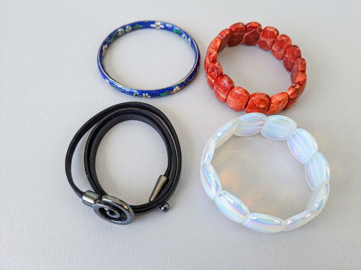 Altri gioielli: Schmuck-Set:4 schöne Damen-Armbänder – Usato da Bex venduto da Dani-Dany